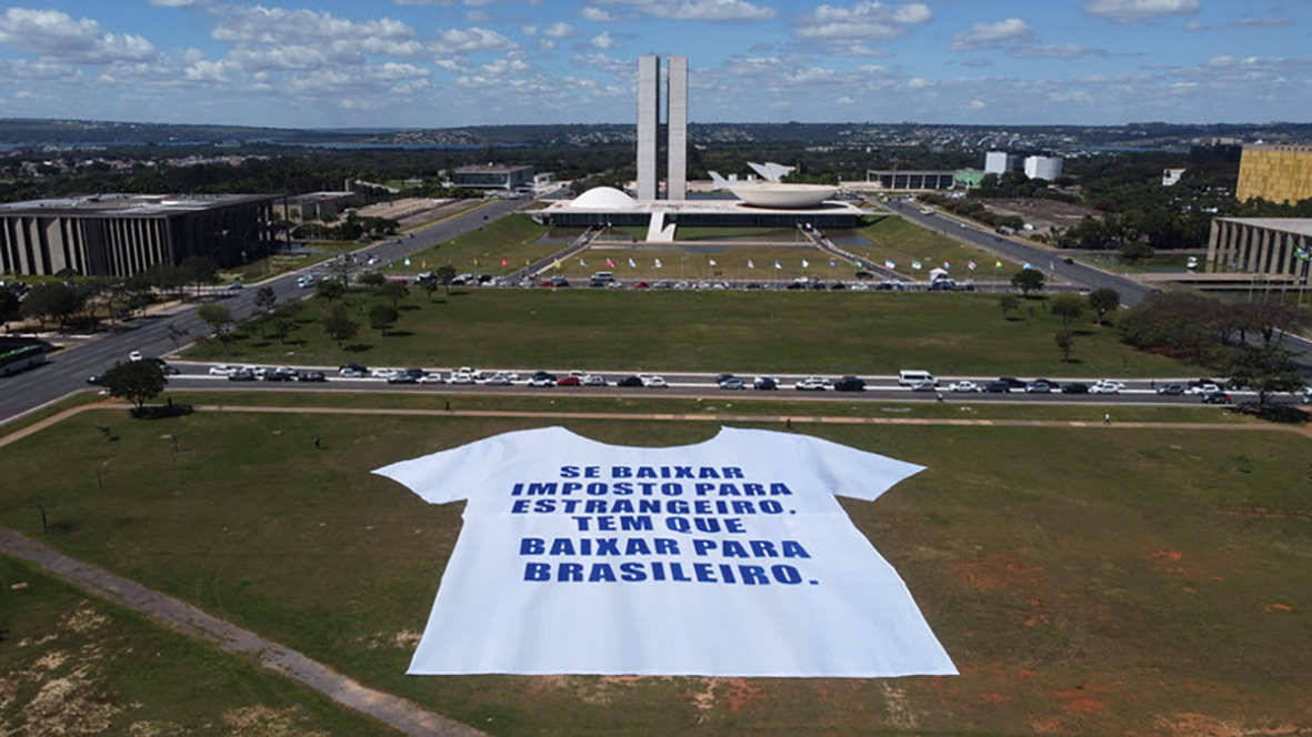 REPRESENTANTES DA INDÚSTRIA E DO VAREJO REALIZAM PROTESTO SILENCIOSO NA ESPLANADA DOS MINISTÉRIOS
